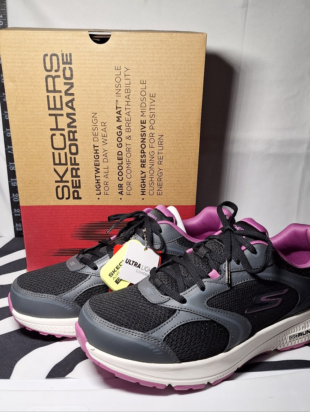 NWT Women's Sketchers Performance Shoes 8.5 Wide, Black w/Purple, w/Box
